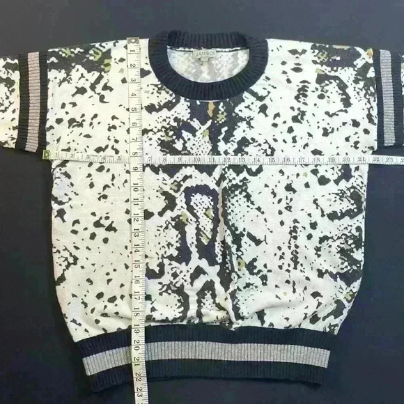 Jamison women crew neck pullover sweater with stripe accent, animal print large - Picture 6 of 10